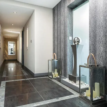 Sleeps 10 Pool Air Con Wifi *